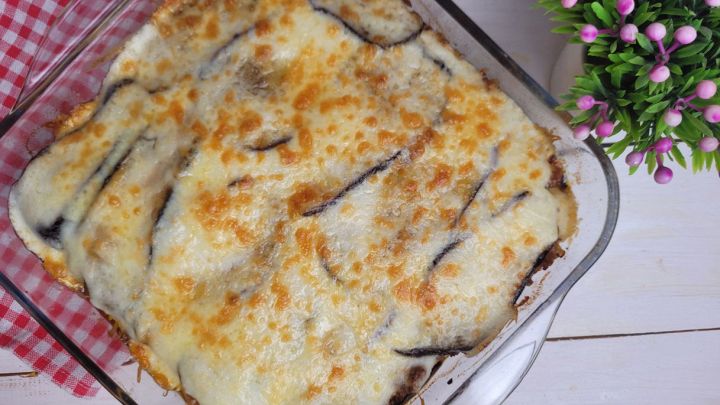 teglia con pasticcio di melanzane alla greca