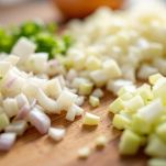 Cipolla, porro e sedano in padella.