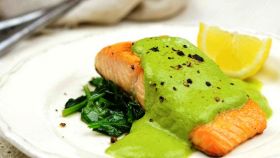 Salmone con salsa al crescione