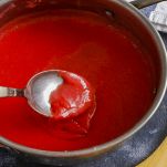 Succo di pomodoro leggermente addensato nella pentola