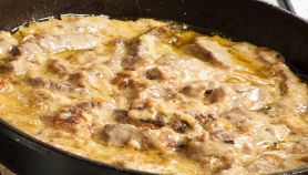 Carne di manzo cuoce in padella con il suo sugo