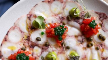 Piatto con carpaccio di piovra