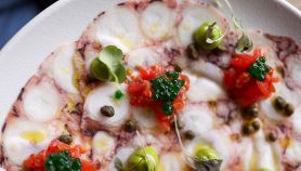 Piatto con carpaccio di piovra
