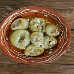 Cipolle ripiene nella pirofila di coccio