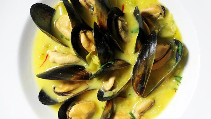 Cozze allo zafferano con zucchine