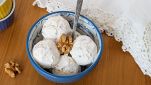Ciotola con gelato alle noci