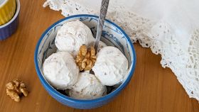 Ciotola con gelato alle noci