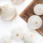Tagliere con cipolle pulite