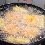 Pesce che frigge in padella