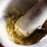 Pesce spada con acciughe e salsa di capperi