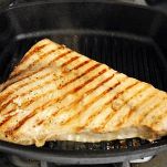 Pesce spada con acciughe e salsa di capperi