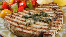 Pesce spada con acciughe e salsa di capperi