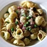 Pipe rigate ai piselli e prosciutto