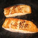 Salmone con dragoncello e salsa ai funghi