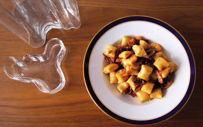 Chicche al caffè con pescatrice e verdure croccanti