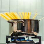 Spaghetti che cuociono nella pentola