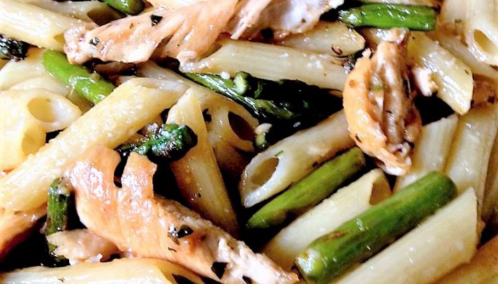 Penne con ragù di coniglio e asparagi