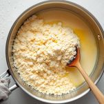 Polenta in fase di cottura in pentola.