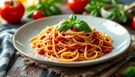 impiattamento degli spaghetti alla marinara con basilico