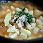Spaghetti con coda di rospo melanzane e pomodori
