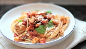 Spaghetti con coda di rospo melanzane e pomodori