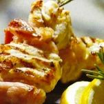 Spiedini di pesce con rosmarino e bacon