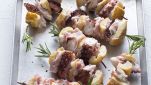 Ricetta spiedini di pesce con rosmarino e bacon