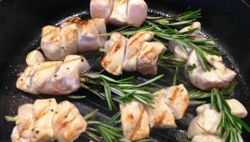 Spiedini di pollo marinati al rosmarino e zenzero