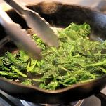 Tartine con spinaci e acciughe