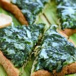 Tartine con spinaci e acciughe