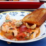 Zuppa di pesce ai carciofi e finocchietto con crostini all&#8217;aglio