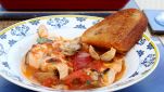 Zuppa di pesce con crostini all'aglio