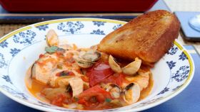 Zuppa di pesce con crostini all'aglio
