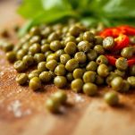 capperi e peperoncino sul tagliere