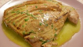 Filetto di tonno arrosto con salsa al vino bianco