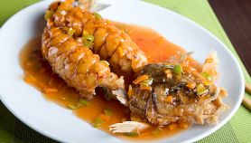 Pesce brasato in salsa di peperoncino e aglio