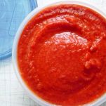 Polenta grigliata con sugo di pomodoro e salsiccia