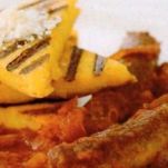 Polenta grigliata con sugo di pomodoro e salsiccia