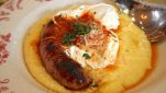 Polenta grigliata con sugo di pomodoro e salsiccia