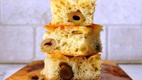 Focaccia con le olive verdi