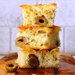 Focaccia con le olive verdi