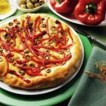 Focaccia con peperoni e olive