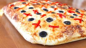 Focaccia con peperoni e olive