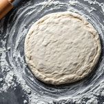 impasto per pizza sulla spianatoia