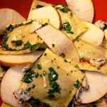 Ravioli al formaggio e pere