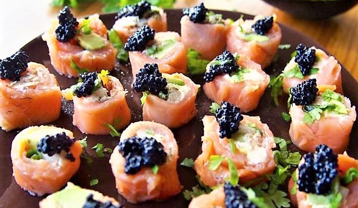 Rotolini di salmone e caviale