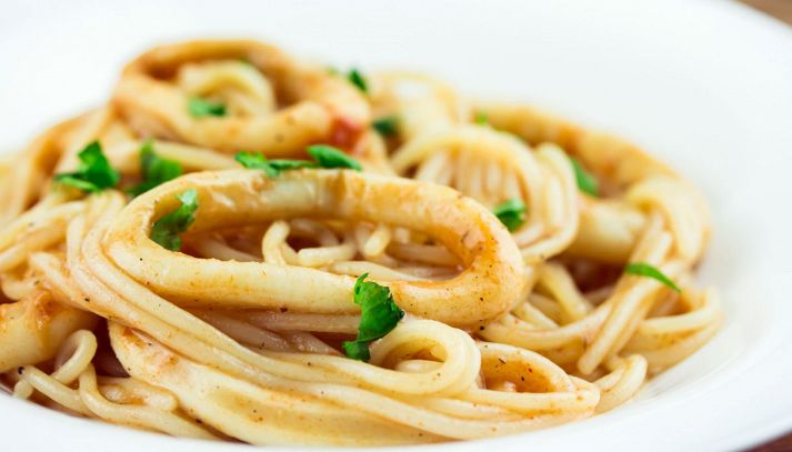 Spaghetti con sugo di calamari