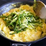 Uova strapazzate con zucchine