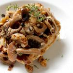 Crostoni di polenta con i finferli