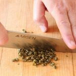 Focaccia con capperi, acciughe e cipolle